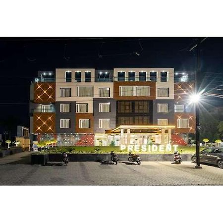 Hotel Shivay President 우자인 외부 사진