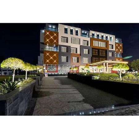 Hotel Shivay President 우자인 외부 사진