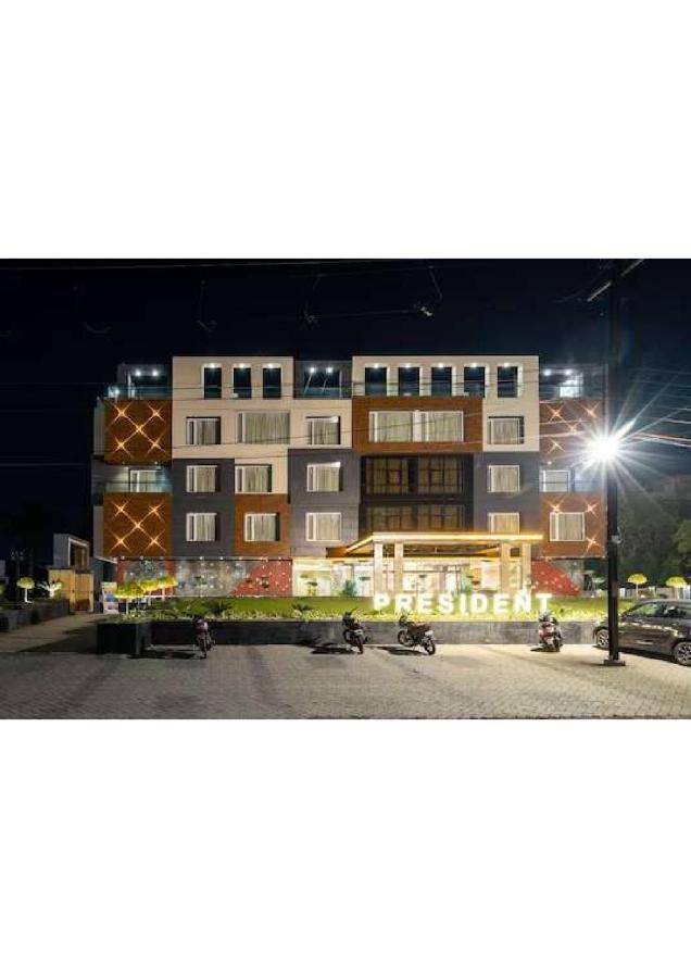 Hotel Shivay President 우자인 외부 사진