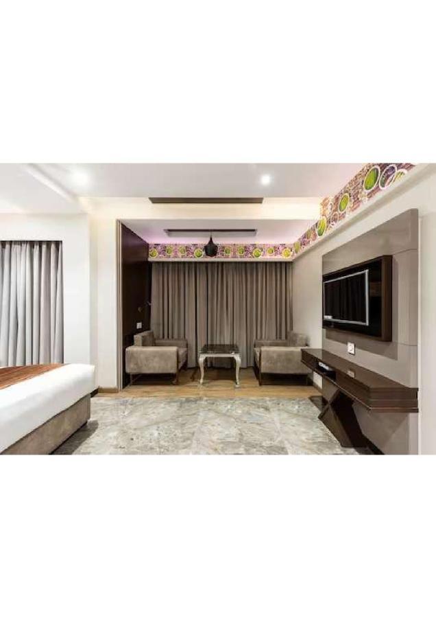 Hotel Shivay President 우자인 외부 사진