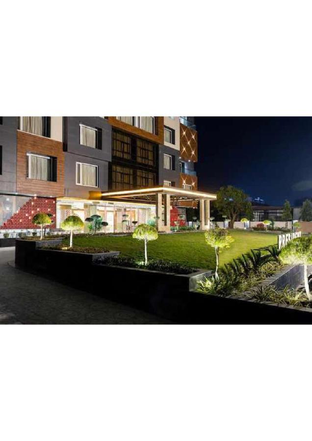 Hotel Shivay President 우자인 외부 사진