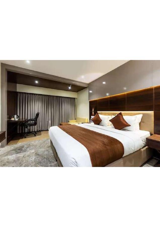 Hotel Shivay President 우자인 외부 사진