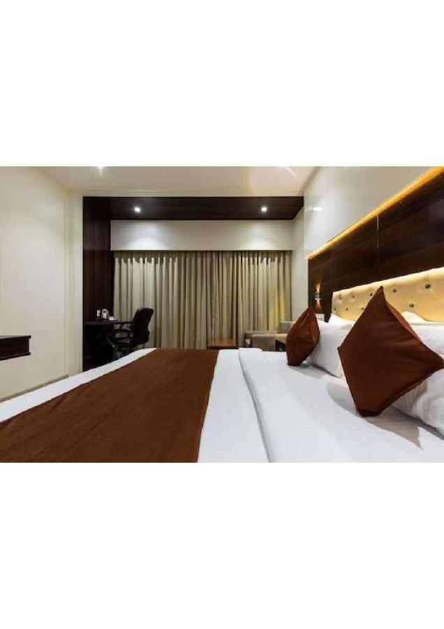 Hotel Shivay President 우자인 외부 사진