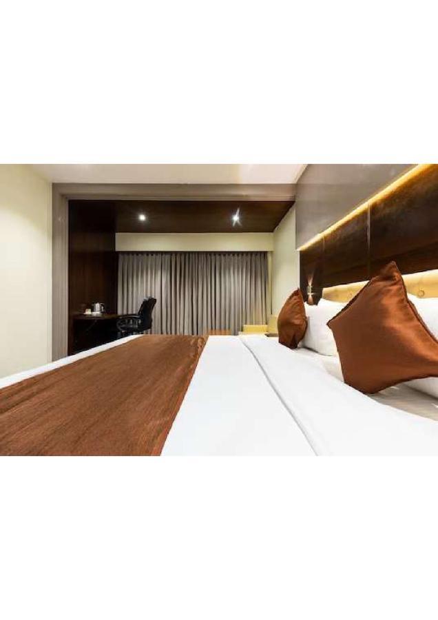 Hotel Shivay President 우자인 외부 사진